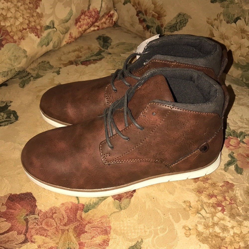 AE Boys Sz 5 Shoes NWOT